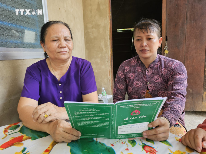 Đều đặn mỗi tháng, chị Nguyễn Thị Nhượng (sinh 1987), ở ấp Hưng An Đông, xã Hưng Nhượng, huyện Giồng Trôm dành dụm từ 200 - 400 nghìn đồng để gửi tiết kiệm. Ảnh: Chương Đài - TTXVN vna_potal_tin_dung_chinh_sach_–_chia_khoa_giam_ngheo_ben_vung__7410450.jpg