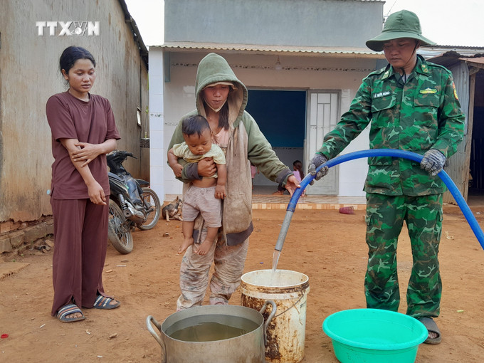 Người dân tiếp nhận nước sinh hoạt miễn phí từ lực lượng chức năng. Ảnh: K GỬIH - TTXVN vna_potal_binh_phuoc_gan_600_ho_thieu_nuoc_sinh_hoat_do_nang_han_keo_dai_7320010.jpg