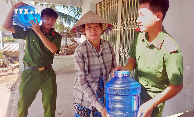 Trao nước sạch miễn phí tới tận nhà dân. Ảnh: TTXVN phát vna_potal_soc_trang_luc_luong_cong_an_cap_nuoc_mien_phi_cho_nguoi_dan_vung_han_man_7323842.jpg