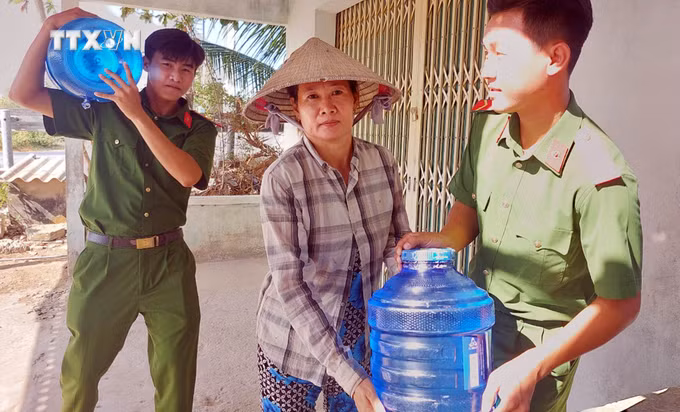 vna_potal_soc_trang_luc_luong_cong_an_cap_nuoc_mien_phi_cho_nguoi_dan_vung_han_man_7323842.jpg