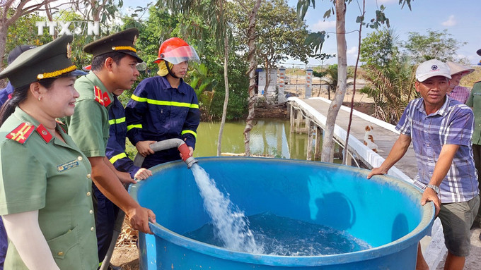 Cung cấp nước sạch cho người dân vùng hạn, mặn. Ảnh: TTXVN phát vna_potal_soc_trang_luc_luong_cong_an_cap_nuoc_mien_phi_cho_nguoi_dan_vung_han_man_7323844.jpg