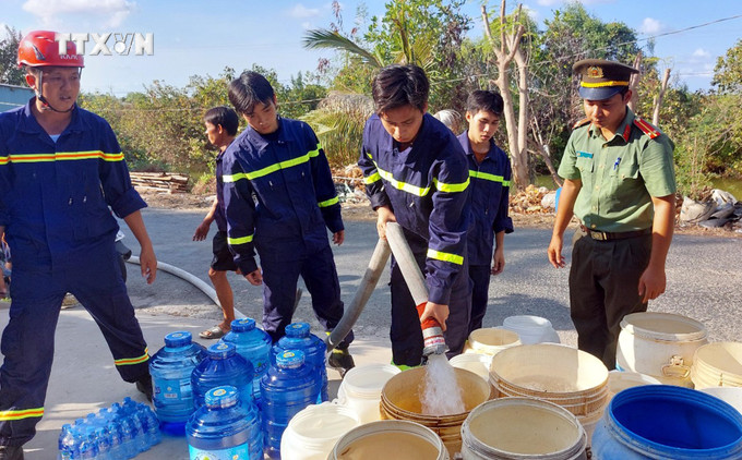 Huyện Nậm Nhùn đã huy động 80 người tiếp cận hiện trường, nỗ lực khống chế đám cháy. Ảnh: Quý Trung – TTXVN vna_potal_luc_luong_cong_an_soc_trang_cap_nuoc_mien_phi_cho_nguoi_dan_vung_han_man_7323846.jpg