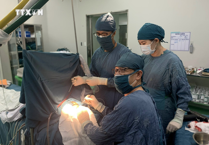 Các bác sĩ khoa Ngoại thần kinh – Bệnh viện Đa khoa tỉnh Ninh Thuận phẫu thuật cho bệnh nhân bị xuất huyết não. Ảnh: TTXVN phát vna_potal_benh_vien_da_khoa_tinh_ninh_thuan_xu_ly_kip_thoi_va_dieu_tri_thanh_cong_nhieu_ca_benh_ve_nao_7242609.jpg