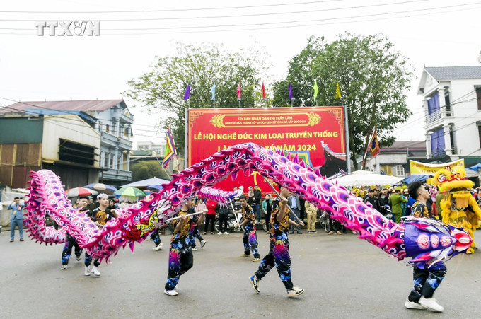 Một tiết mục biểu diễn tại lễ hội. Ảnh: Thái Thuần - TTXVN vna_potal_le_hoi_nghe_duc_kim_loai_truyen_thong_lang_tong_xa_nam_dinh_7280203.jpg
