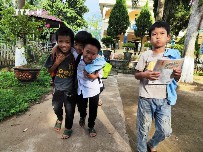 2/3 học sinh Trường Tiểu học và Trung học cơ sở số 1 xã Phúc Khánh là người thôn Làng Nủ. Ảnh: Hoàng Hiếu - TTXVN vna_potal_hoc_sinh_lang_nu_tro_lai_truong_sau_con_lu_du_7605824.jpg