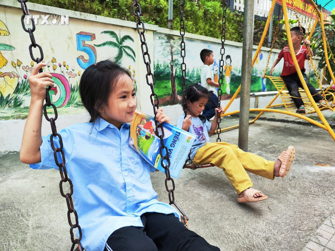Nét vui tươi đã trở lại với trẻ em thôn Làng Nủ. Ảnh: Nam Sương - TTXVN vna_potal_hoc_sinh_lang_nu_tro_lai_truong_sau_con_lu_du_7605864.jpg