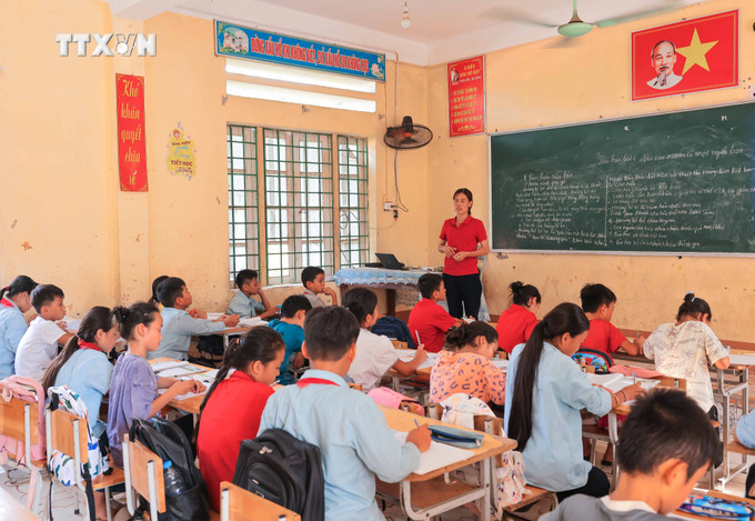 Trẻ em thôn Làng Nủ cùng các bạn học tập tại trường Tiểu học và Trung học cơ sở số 1 Phúc Khánh. Ảnh: Hoàng Hiếu - TTXVN vna_potal_hoc_sinh_lang_nu_tro_lai_truong_sau_con_lu_du_7605803.jpg