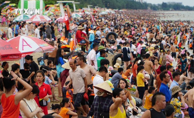 Chỉ tính riêng trong tháng 6/2024, thành phố Sầm Sơn (Thanh Hóa) đã đón gần 2,1 triệu lượt khách, bằng 108% so với cùng kỳ năm ngoái. Ảnh: TTXVN phát vna_potal_nganh_du_lich_thanh_hoa_bo_sung_them_cac_dich_vu_san_pham_moi_de_thu_hut_khach__7449653.jpg