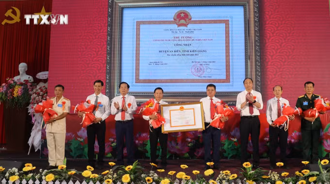 vna_potal_kien_giang_cong_bo_huyen_an_bien_dat_chuan_nong_thon_moi_7276331.jpg