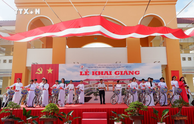 Đại diện báo Người lao động trao tặng 20 chiếc xe đạp cho học sinh trường THPT Nguyễn Trung Trực - Bến Lức (Long An) vượt khó vươn lên trong học tập. Ảnh: Đức Hạnh - TTXVN vna_potal_hon_23_trieu_hoc_sinh_ca_nuoc_buoc_vao_nam_hoc_moi_2024_-_2025_7574818.jpg