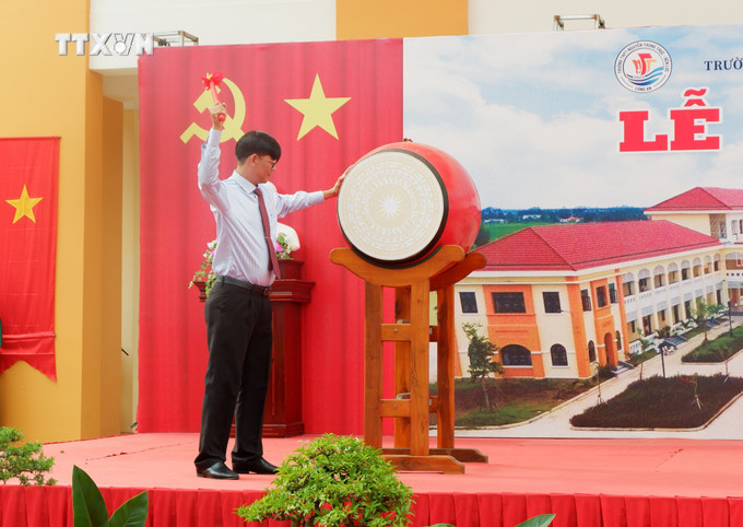 Hiệu trưởng trường THPT Nguyễn Trung Trực - Bến Lức Đàm Văn Tuyến (Long An) đánh trống khai trường năm học 2024 - 2025. Ảnh: Đức Hạnh - TTXVN vna_potal_hon_23_trieu_hoc_sinh_ca_nuoc_buoc_vao_nam_hoc_moi_2024_-_2025_7574821.jpg