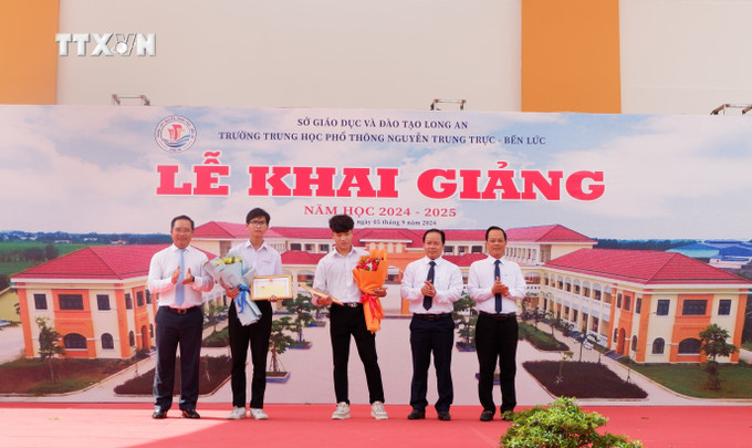Bí thư Tỉnh uỷ Long An Nguyễn Văn Được cùng lãnh đạo huyện Bến Lức khen thưởng học sinh đạt Huy chương đồng môn bơi lội Hội khoẻ Phù Đổng toàn quốc năm 2024. Ảnh: Đức Hạnh - TTXVN vna_potal_hon_23_trieu_hoc_sinh_ca_nuoc_buoc_vao_nam_hoc_moi_2024_-_2025_7574819.jpg