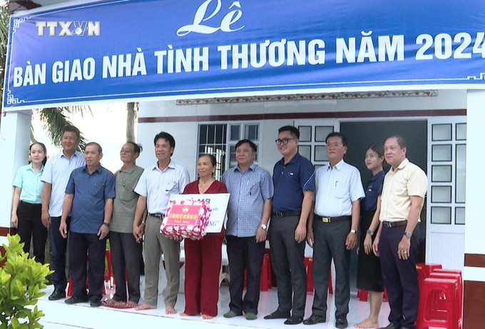Ủy ban MTTQ Việt Nam tỉnh Bạc Liêu trao tặng nhà tình thương cho gia đình chị Danh Thị Hồng Loan, xã Vĩnh Trạch, thành phố Bạc Liêu có hoàn cảnh khó khăn. Ảnh: TTXVN phát vna_potal_bac_lieu_no_luc_giam_ho_ngheo_xuong_con_1_7574022.jpg