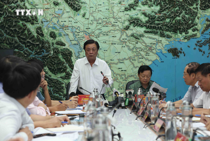 Bộ trưởng Bộ Nông nghiệp và Phát triển nông thôn Lê Minh Hoan báo cáo về công tác ứng phó với báo YAGI. Ảnh: Vũ Sinh – TTXVN vna_potal_pho_thu_tuong_tran_hong_ha_chi_dao_cong_tac_ung_pho_bao_yagi_7574723.jpg