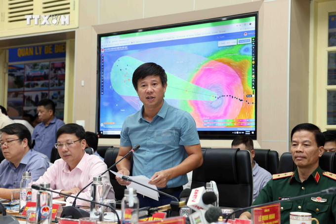 Cục Trưởng cục phòng chống thiên tai (Bộ NN&PTNT) Phạm Đức Luận báo cáo về tình hình của bão YAGI. Ảnh: Vũ Sinh – TTXVN vna_potal_pho_thu_tuong_tran_hong_ha_chi_dao_cong_tac_ung_pho_bao_yagi_7574735.jpg