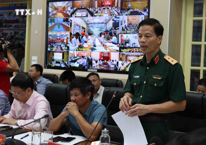 Đại diện Bộ Quốc phòng báo cáo về công tác ứng phó với báo YAGI. Ảnh: Vũ Sinh – TTXVN vna_potal_pho_thu_tuong_tran_hong_ha_chi_dao_cong_tac_ung_pho_bao_yagi_7574726.jpg