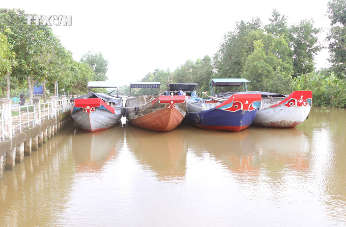 Thương lái từ các nơi ở khu vực Đồng bằng sông Cửu Long đến Sóc Trăng thu mua lúa. Ảnh: Tuấn Phi-TTXVN vna_potal_soc_trang_thu_hoach_lua_he_thu_dau_vu___7521750.jpg