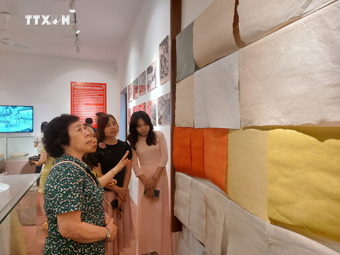 Du khách tham quan các sản phẩm giấy Dó. Ảnh: Minh Ngọc - TTXVN phát vna_potal_phuc_dung_mo_hinh_lang_nghe_giay_do_vung_buoi_xua_7374137.jpg