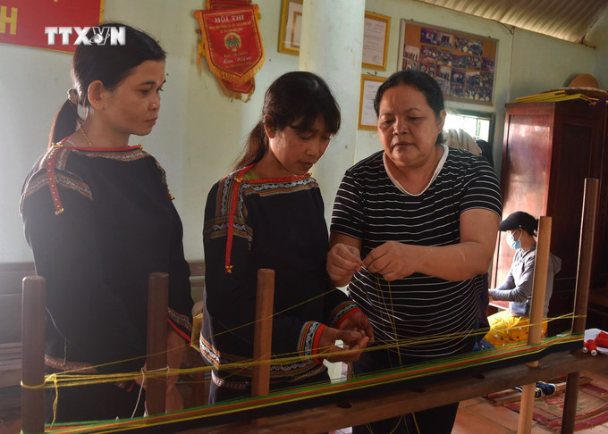 Lớp đào tạo nghề dệt thổ cẩm cho phụ nữ dân tộc thiểu số tại buôn Kniêr, xã Tân Tiến (Krông Pắc, Đắk Lắk). Ảnh: Nguyên Dung - TTXVN vna_potal_dak_lak_dao_tao_nghe_trao_sinh_ke_giup_nguoi_dan_giam_ngheo_7374866.jpg