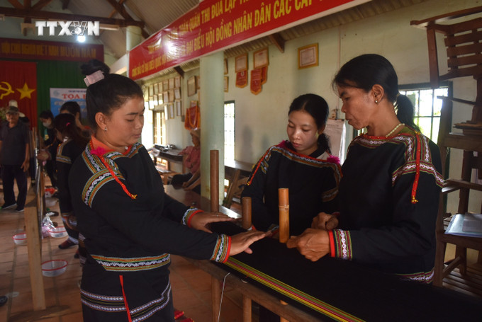 Phụ nữ dân tộc thiểu số xã Tân Tiến (Krông Pắc, Đắk Lắk) học nghề dệt thổ cẩm. Ảnh: Nguyên Dung - TTXVN vna_potal_dak_lak_dao_tao_nghe_trao_sinh_ke_giup_nguoi_dan_giam_ngheo_7374858.jpg