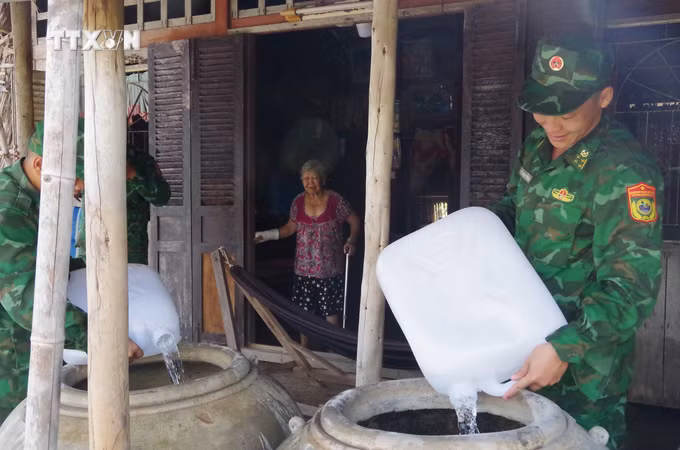 vna_potal_bo_doi_bien_phong_tien_giang_van_chuyen_nuoc_sach_ho_tro_nguoi_dan_7309620.jpg