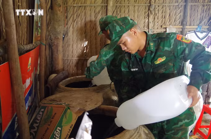 vna_potal_bo_doi_bien_phong_tien_giang_van_chuyen_nuoc_sach_ho_tro_nguoi_dan_7309621.jpg