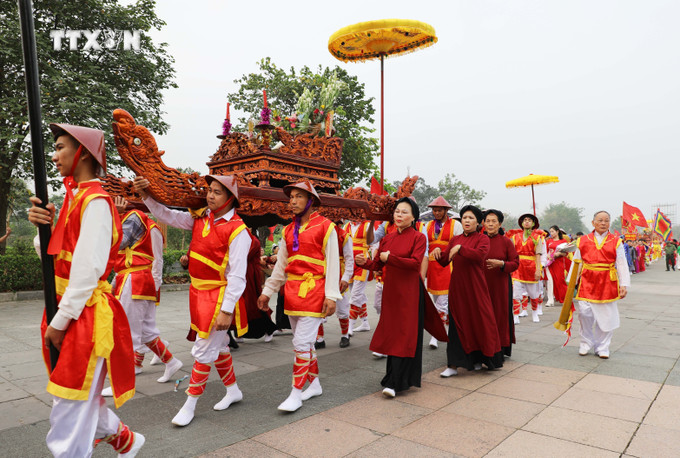 Nghi lễ rước kiệu về Đền Hùng trong dịp Giỗ Tổ Hùng Vương - Lễ hội Đền Hùng là nghi lễ truyền thống được các xã vùng ven di tích duy trì, bảo tồn hàng ngàn năm nay. Ảnh: Tạ Toàn - TTXVN vna_potal_ron_dang_le_ruoc_kieu_ve_den_hung_7322741.jpg