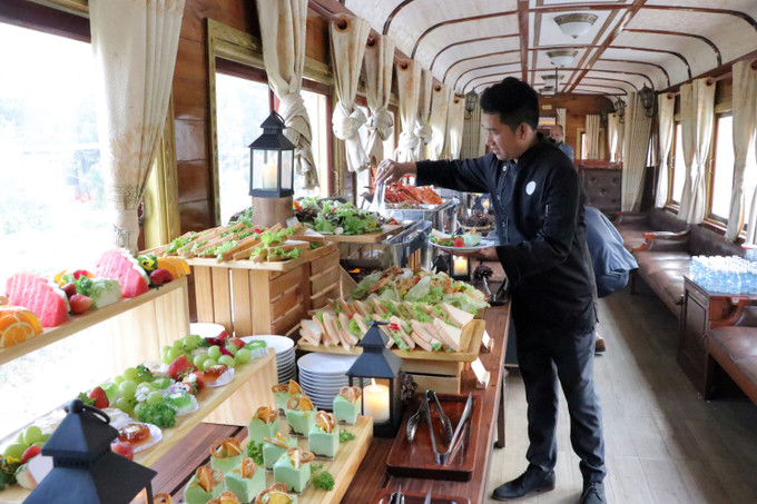 Du khách được phục vụ tiệc buffet trên tàu. Ảnh: Quốc Hùng – TTXVN dalat3.jpg