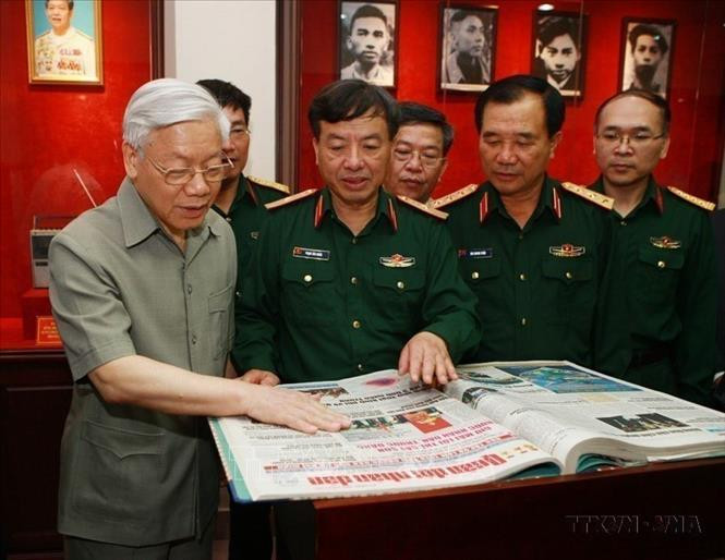 Tổng bí thư Nguyễn Phú Trọng xem các ấn phẩm của Báo Quân đội nhân dân tại Lễ kỷ niệm 65 năm ngày báo ra số đầu tiên (20/10/1950-20/10/2015). Ảnh: Lâm Khánh-TTXVN tbt1.jpg