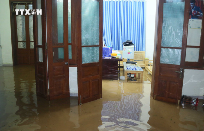 Tuyến đường Trường Chinh, phường Quyết Thắng, thành phố Sơn La, tỉnh Sơn La có nơi ngập sâu hơn 1m tràn vào nhiều công sở, nhà dân. Ảnh: Quang Quyết - TTXVN vna_potal_mua_lon_gay_ngap_lut_tai_thanh_pho_son_la_7497907.jpg