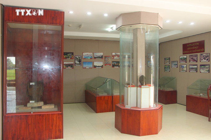 Hiện vật của tháp cổ Vĩnh Hưng (Bạc Liêu) bên trong nhà trưng bày. Ảnh: Chanh Đa - TTXVN vna_potal_bac_lieu_bao_ton_gia_tri_su_gan_khai_thac_du_lich_di_tich_quoc_gia_dac_biet_thap_co_vinh_hung_7498794.jpg
