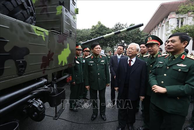Tổng bí thư, Chủ tịch nước Nguyễn Phú Trọng xem trưng bày các khí tài quân sự tại Hội nghị Quân chính toàn quân năm 2018. Ảnh: Trí Dũng-TTXVN tbt2.jpg