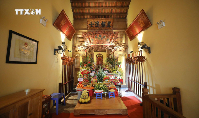 Điện thờ chính tại đình Trung Yên, quận Hoàn Kiếm. Ảnh: Thanh Tùng - TTXVN vna_potal_ha_noi_hoi_sinh_di_tich_dinh_trung_yen_trong_khu_pho_co__6808295.jpg