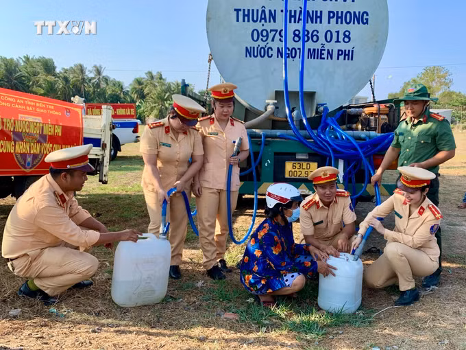 vna_potal_cong_an_ben_tre_ho_tro_nuoc_ngot_cho_nguoi_dan_vung_han_man_7318412.jpg