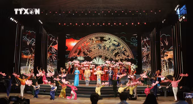 vna_potal_chuong_trinh_nghe_thuat_“ban_hung_ca_vang_mai”_7351815.jpg
