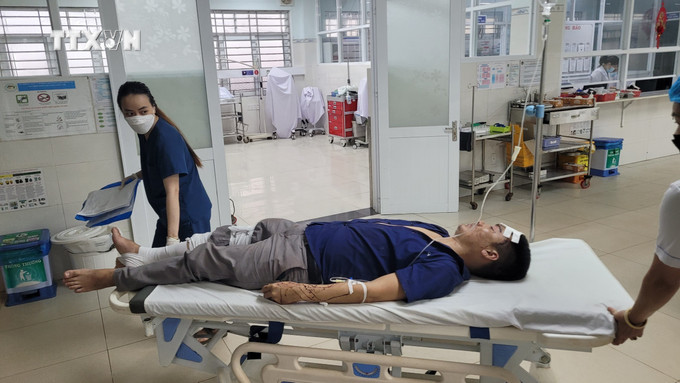 Các nạn nhân vụ tai nạn đang được điều trị tại Bệnh viện đa khoa tỉnh Gia Lai. Ảnh: TTXVN phát vna_potal_gia_lai_2_xe_o_to_tong_nhau_1_nguoi_tu_vong_16_nguoi_bi_thuong_7352234 (1).jpg