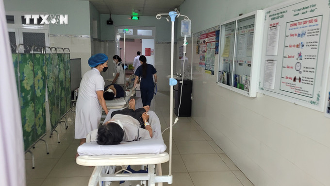 Các nạn nhân vụ tai nạn đang được điều trị tại Bệnh viện đa khoa tỉnh Gia Lai. Ảnh: TTXVN phát vna_potal_gia_lai_2_xe_o_to_tong_nhau_1_nguoi_tu_vong_16_nguoi_bi_thuong_7352200.jpg