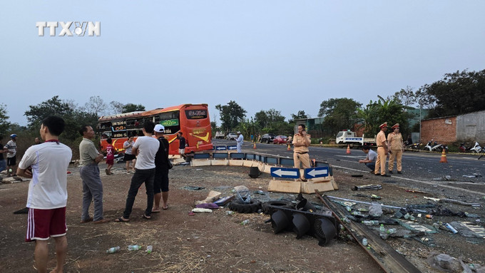 Hiện trường vụ tai nạn. Ảnh: TTXVN phát vna_potal_gia_lai_2_xe_o_to_tong_nhau_1_nguoi_tu_vong_16_nguoi_bi_thuong_7352203.jpg