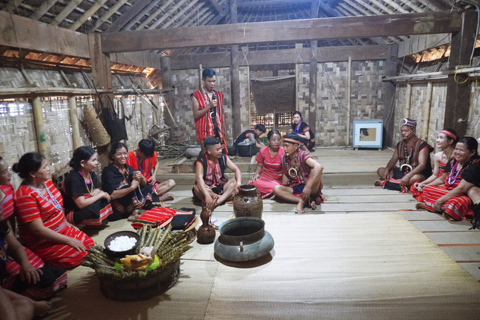Đám cưới trước tiên được tổ chức bên nhà trai với sự tham gia của đông đủ họ hàng. Ảnh: Hoàng Tâm 8.JPG