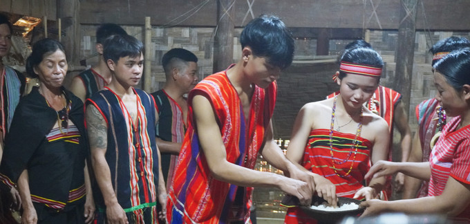 Cô dâu chú rể cùng ăn cơm chung. Ảnh: Hoàng Tâm 11.JPG