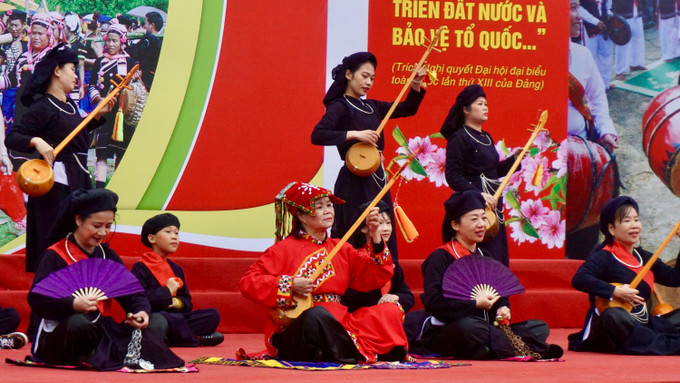 Bà con đồng bào dân tộc Tày với điệu hát Then, đàn tính. Ảnh: Hoàng Tâm DSC00133.jpg