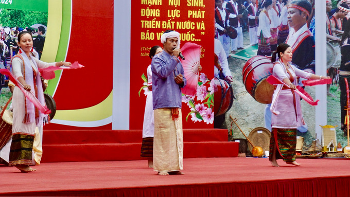 Đồng bào dân tộc Chăm với lời ca ơn Đảng, ơn Bác Hồ. Ảnh: Hoàng Tâm z5188348981788_2ee57a732f0d3ebce58346d9a9a165e7.jpg