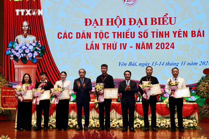 Bộ trưởng, Chủ nhiệm Ủy ban Dân tộc Hầu A Lềnh tặng bằng khen cho những cá nhân đạt thành tích xuất sắc trong thực hiện công tác dân tộc và chính sách dân tộc. Ảnh: TTXVN phát vna_potal_khai_mac_dai_hoi_dai_bieu_cac_dan_toc_thieu_so_tinh_yen_bai_lan_thu_iv_7704224.jpg