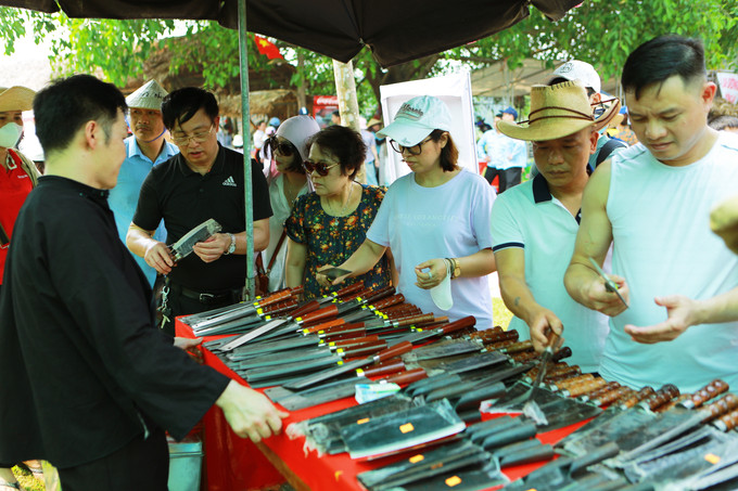 Du khách tham quan sản phẩm dao của làng nghề Phúc Sen. Ảnh: Lệ Giang IMGL4038.jpeg