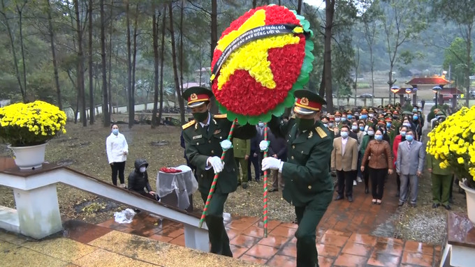 Đoàn đại biểu huyện Quảng Hòa dâng hương, viếng nghĩa trang liệt sĩ huyện. Ảnh: caobangtv.vn QH(2).jpg