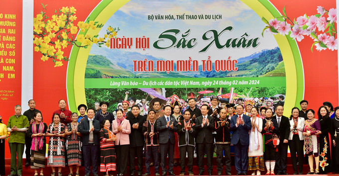 Chủ tịch nước Võ Văn Thưởng và các đại biểu chụp ảnh với bà con đồng bào các dân tộc tham dự Ngày hội. Ảnh: Hoàng Tâm z5188357826242_9ea12e3641de35b3d5af6de0eaa53c97.jpg