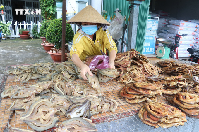 Khô cá lóc của Cơ sở Thanh Ngân được bày bán tại xã Phú Thọ, huyện Tam Nông, tỉnh Đồng Tháp. Ảnh : Nguyễn Văn Trí – TTXVN vna_potal_nhon_nhip_lang_nghe_lam_kho_ca_loc_phuc_vu_tet_o_phu_tho_dong_thap_7760394.jpg