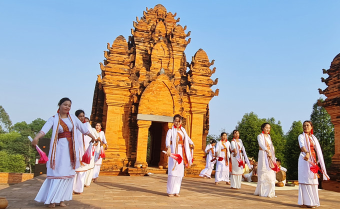 Các điệu múa đền tháp của đồng bào dân tộc Chăm. Ảnh: Hoàng Tâm 20230211_160103.jpg