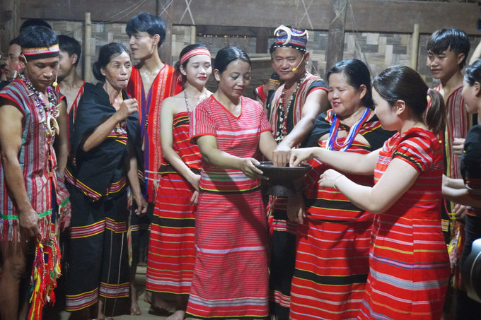 Bà mối mời 2 gia đình cùng ăn cơm chung. Ảnh: Hoàng Tâm 12.JPG