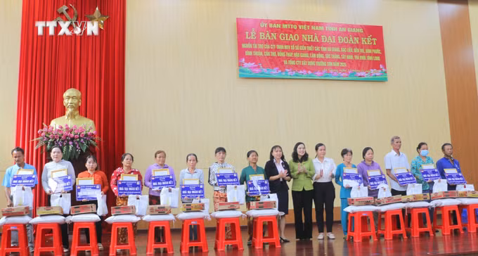 vna_potal_an_giang_ban_giao_145_can_nha_dai_doan_ket_cho_ho_ngheo_kho_khan_ve_nha_o_7725970.jpg